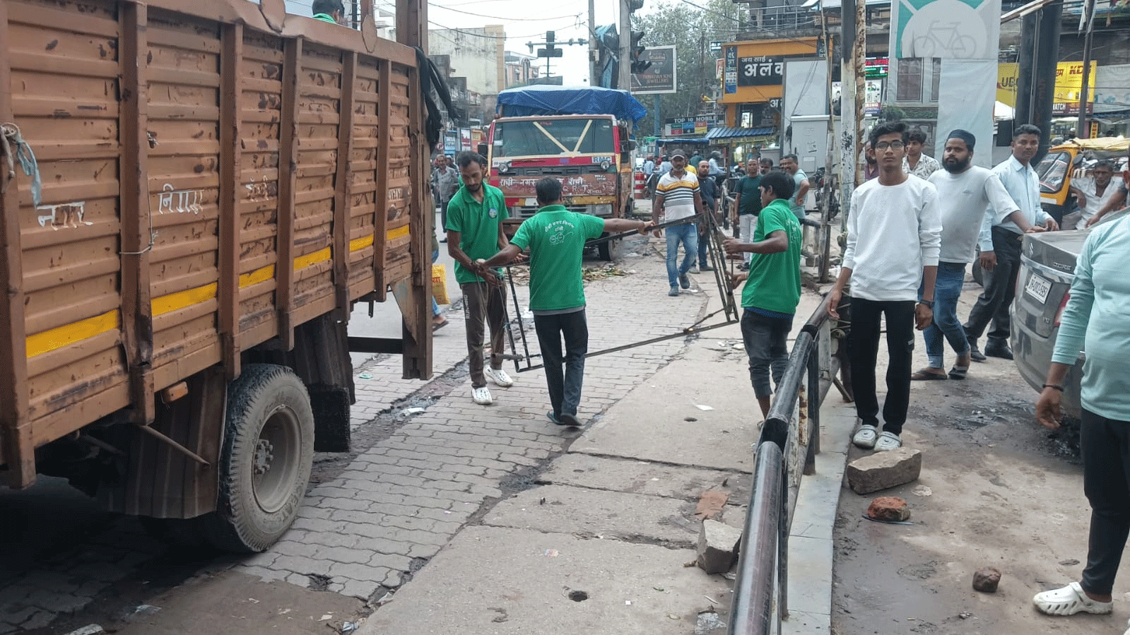 Ranchi: अतिक्रमण हटाने गई टीम से झड़प, कचहरी चौक पर तनाव Ranchi: अतिक्रमण हटाने गई टीम से झड़प, कचहरी चौक पर तनाव