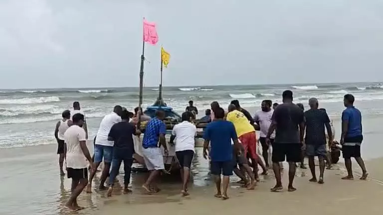 पारंपरिक Goa के मछुआरे वर्का और बेनौलिम से रवाना हुए पारंपरिक Goa के मछुआरे वर्का और बेनौलिम से रवाना हुए