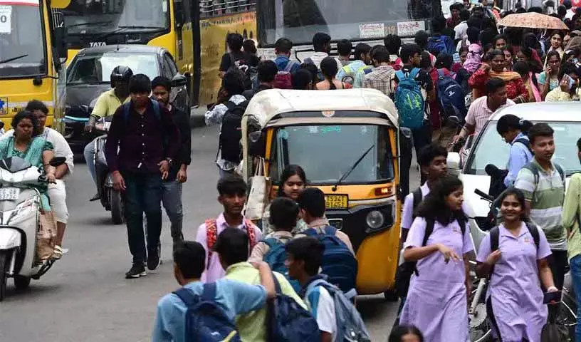 Hyderabad में पैदल चलने वालों को फेरीवालों और लापरवाह ड्राइविंग Hyderabad में पैदल चलने वालों को फेरीवालों और लापरवाह ड्राइविंग