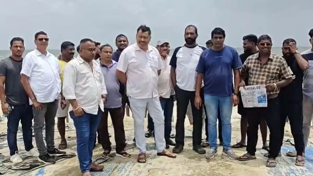 Goa के ट्रॉलर मालिकों ने मोटर चालित डोंगियों द्वारा मछली पकड़ने पर प्रतिबंध के उल्लंघन का आरोप लगाया Goa के ट्रॉलर मालिकों ने मोटर चालित डोंगियों द्वारा मछली पकड़ने पर प्रतिबंध के उल्लंघन का आरोप लगाया