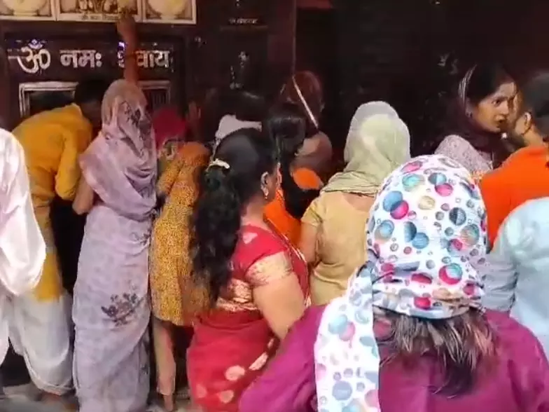 Bareilly: जलाभिषेक के लिए मंदिरों में श्रद्धालुओं की भीड़, कांवड़ यात्रा शुरू Bareilly: जलाभिषेक के लिए मंदिरों में श्रद्धालुओं की भीड़, कांवड़ यात्रा शुरू