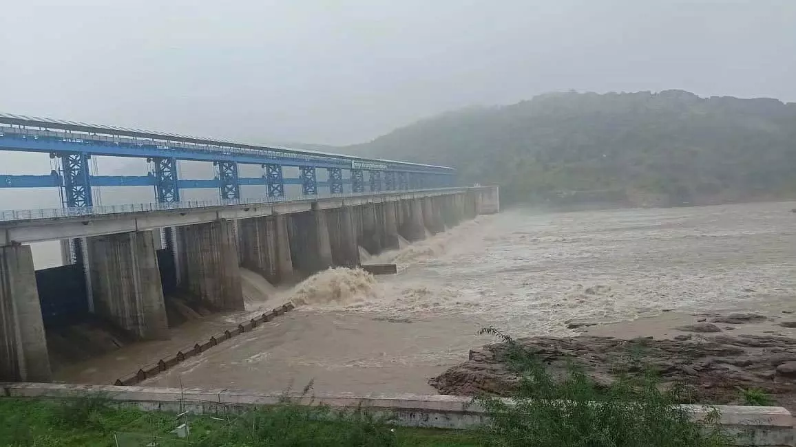 मध्य प्रदेश के छतरपुर में बारिश के बाद बांध के गेट खोलकर निकाला पानी मध्य प्रदेश के छतरपुर में बारिश के बाद बांध के गेट खोलकर निकाला पानी