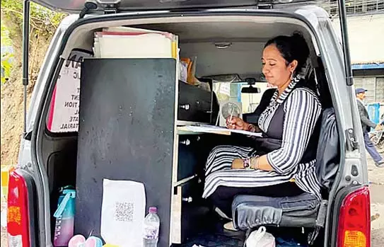 वकीलों को अदालत में जगह नहीं मिल रही वकीलों को अदालत में जगह नहीं मिल रही