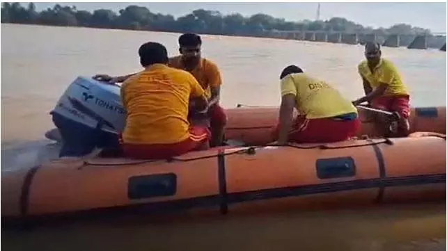 जाजपुर में युवक ने खारासरोटा नदी में लगाई छलांग, लापता जाजपुर में युवक ने खारासरोटा नदी में लगाई छलांग, लापता