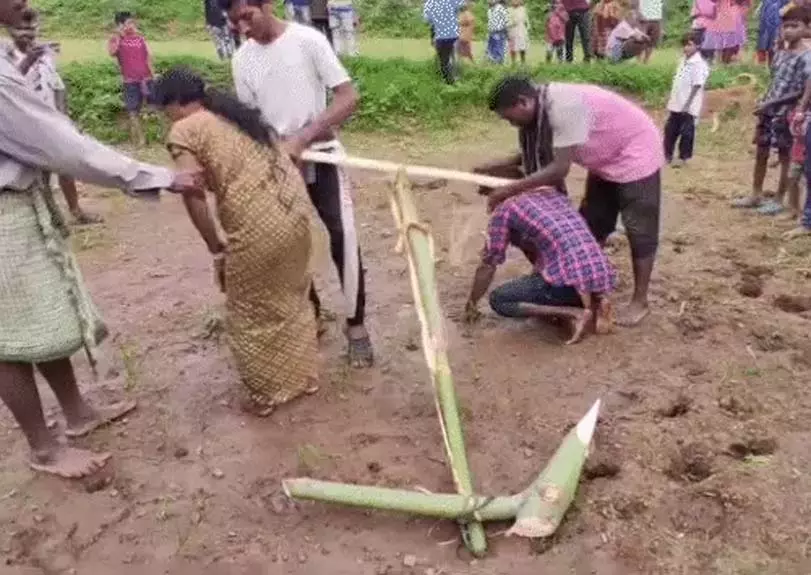 BREAKING: प्रेमी जोड़े को बैल की तरह हल में बांधकर खेत जुतवाया, कोड़े मारकर गांव से भगाया BREAKING: प्रेमी जोड़े को बैल की तरह हल में बांधकर खेत जुतवाया, कोड़े मारकर गांव से भगाया