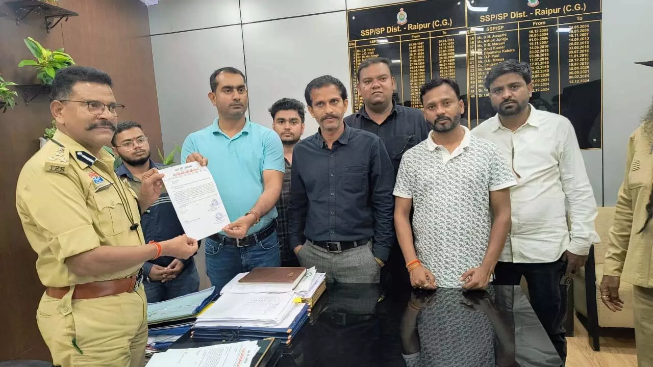 पत्रकार व कैमरामैन के साथ मारपीट और कैमरे को तोड़ा, SSP से की शिकायत पत्रकार व कैमरामैन के साथ मारपीट और कैमरे को तोड़ा, SSP से की शिकायत
