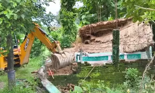 अवैध मजार पर चला बुलडोजर, रेलवे जमीन से हटाया गया अतिक्रमण