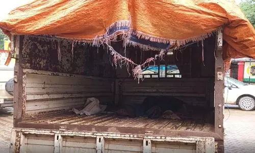 गरीबी का दंश, ICU में सरकारी सिस्टम, लाश का अपमान