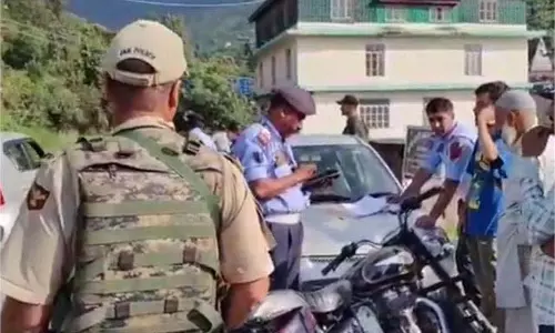 Jammu-Kashmir: ट्रैफिक पुलिस ने ताबड़तोड़ कार्रवाई करते हुए सख्त कदम उठाया Jammu-Kashmir: ट्रैफिक पुलिस ने ताबड़तोड़ कार्रवाई करते हुए सख्त कदम उठाया