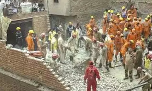 Delhi: चार मंजिला इमारत गिरी, कई लोग मलबे में दबे Delhi: चार मंजिला इमारत गिरी, कई लोग मलबे में दबे