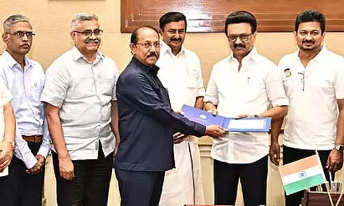CM ने तमिल विकास निगम को 2.15 करोड़ रुपये दान किए CM ने तमिल विकास निगम को 2.15 करोड़ रुपये दान किए