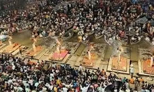 Up News: गंगा का जलस्तर में बढ़ाव, घाट पर आरती का स्थान बदला