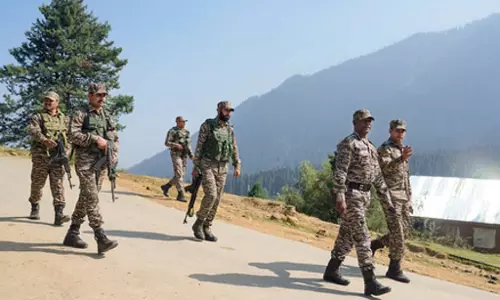 50 आतंकवादियों के छिपे होने की खबर; सुरक्षा बलों ने सघन तलाशी अभियान चलाया 50 आतंकवादियों के छिपे होने की खबर; सुरक्षा बलों ने सघन तलाशी अभियान चलाया