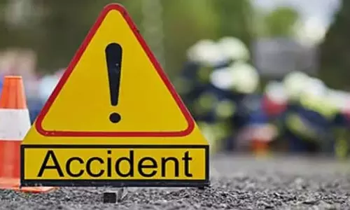 वर्ली में पुलिस की बाइक ने गार्ड को टक्कर मारी; परिवार ने पुलिस पर मामले को छुपाने का आरोप लगाया वर्ली में पुलिस की बाइक ने गार्ड को टक्कर मारी; परिवार ने पुलिस पर मामले को छुपाने का आरोप लगाया
