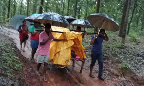 सड़कविहीन गांव, खाट के सहारे मरीज को ले जाना पड़ा एम्बुलेंस तक सड़कविहीन गांव, खाट के सहारे मरीज को ले जाना पड़ा एम्बुलेंस तक