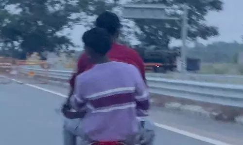 Karnataka : लॉन्गबोर्ड पकड़े हुए व्हीली करते युवा लोग