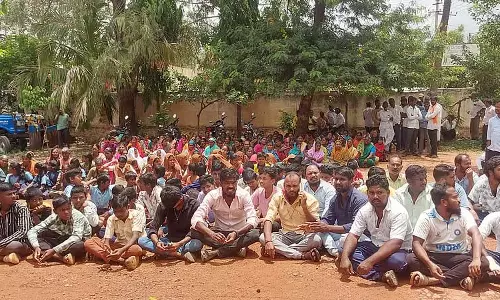 Badami : वन अधिकारियों के रुख की निंदा करते हुए विरोध प्रदर्शन Badami : वन अधिकारियों के रुख की निंदा करते हुए विरोध प्रदर्शन