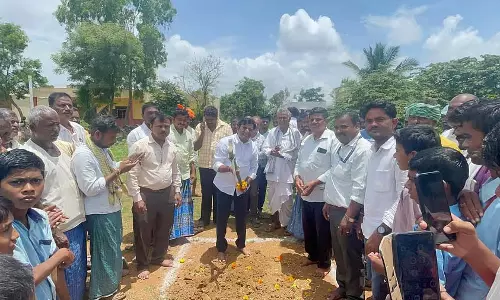 बच्चों को सरकारी स्कूलों में दाखिला दिलाएं: MLA Lamani बच्चों को सरकारी स्कूलों में दाखिला दिलाएं: MLA Lamani