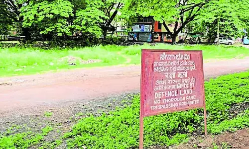 रक्षा विभाग की ज़मीन आवासीय क्षेत्र के बीच में है; विकास में बाधा रक्षा विभाग की ज़मीन आवासीय क्षेत्र के बीच में है; विकास में बाधा