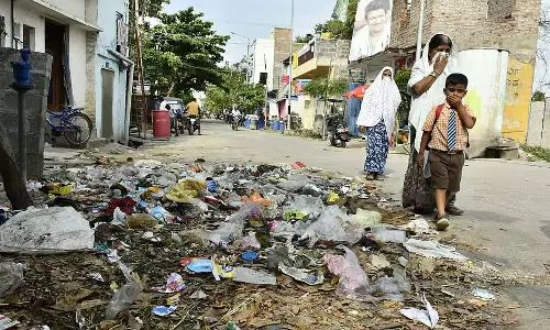 नगर निगम कर्मचारियों की हड़ताल: नागरिक सेवाएं बाधित