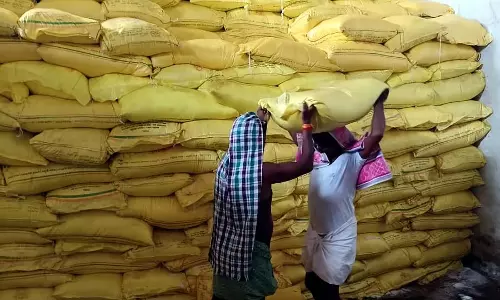 Karnataka : धान के कटोरे में यूरिया की कमी Karnataka : धान के कटोरे में यूरिया की कमी