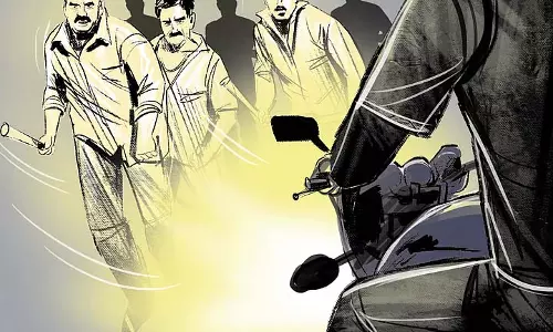 Odisha में ग्रामीणों ने पुलिस अधिकारियों पर हमला किया