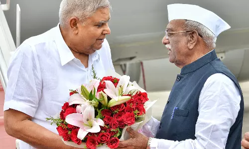 Jaipur: राज्यपाल  बागडे ने उपराष्ट्रपति की अगवानी की, पुष्पगुच्छ भेंट कर किया स्वागत