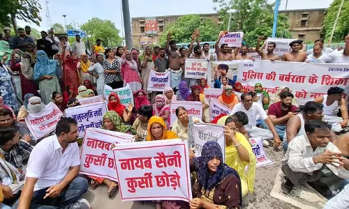 Hisar : किशोर की मौत के लिए परिजनों ने पुलिस के खिलाफ एफआईआर की मांग Hisar : किशोर की मौत के लिए परिजनों ने पुलिस के खिलाफ एफआईआर की मांग