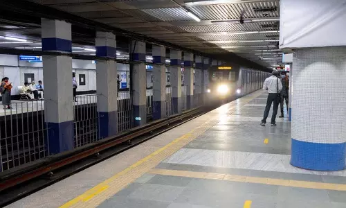 सेंट्रल स्टेशन पर यात्री के गलती से पटरी पर गिरने से Kolkata मेट्रो रेलवे सेवाएं बाधित सेंट्रल स्टेशन पर यात्री के गलती से पटरी पर गिरने से Kolkata मेट्रो रेलवे सेवाएं बाधित