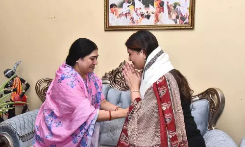 दामाखेड़ा आश्रम में विधायक भावना बोहरा ने गुरुमाता का लिया आशीर्वाद