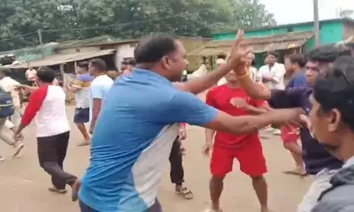 पुलिस को अपहरणकर्ता समझकर भीड़ ने पीटा