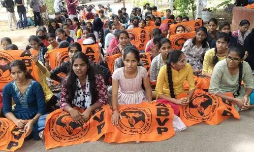 Hyderabad के निज़ाम कॉलेज के छात्रों ने छात्रावास में जगह न मिलने पर विरोध प्रदर्शन किया