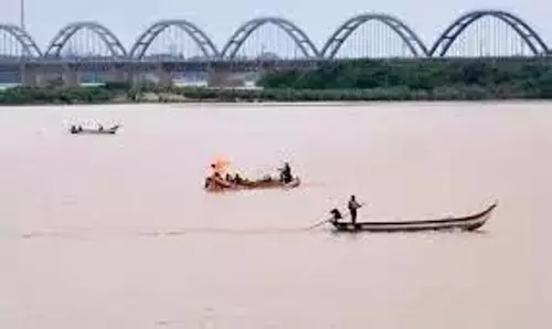 Godavari नदी उफान पर, ग्रामीणों को सुरक्षित स्थानों पर पहुँचाया जा रहा Godavari नदी उफान पर, ग्रामीणों को सुरक्षित स्थानों पर पहुँचाया जा रहा