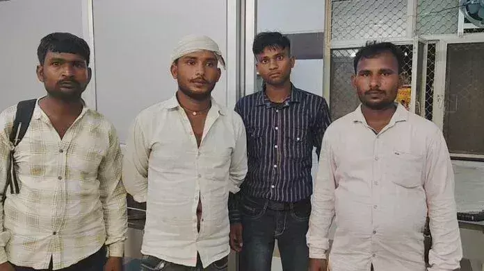kannauj: किराया बढ़ाने पर यात्रियों से झगड़ा, बस कर्मियों की दबंगई kannauj: किराया बढ़ाने पर यात्रियों से झगड़ा, बस कर्मियों की दबंगई