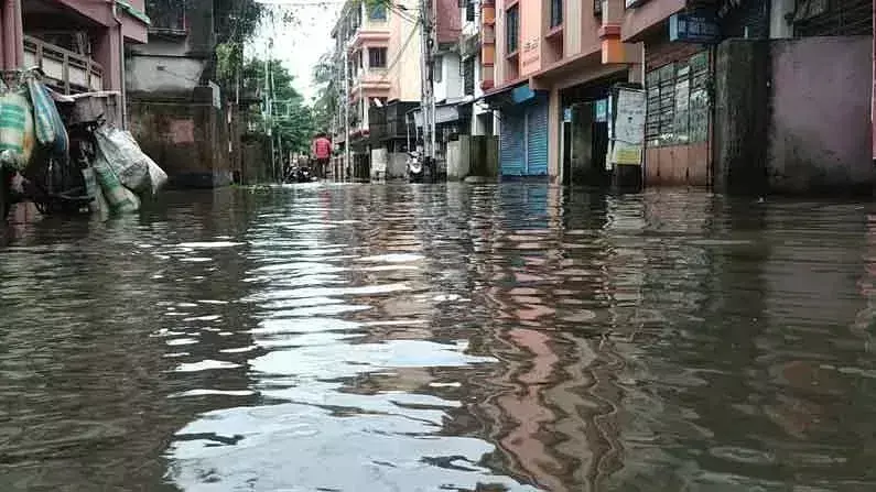 Lucknow: बारिश के बाद जलभराव से यातायात बाधित, जनजीवन अस्त-व्यस्त