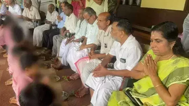 kerala : छात्रों ने पूर्व शिक्षकों के पैर धोकर पाद पूजा की; विवाद