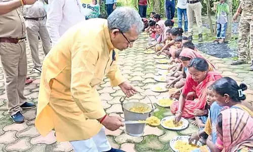 Odisha : मानस ने बाढ़ पीड़ितों को खिचड़ी परोसी और प्लास्टिक के पर्दे बाँटे Odisha : मानस ने बाढ़ पीड़ितों को खिचड़ी परोसी और प्लास्टिक के पर्दे बाँटे