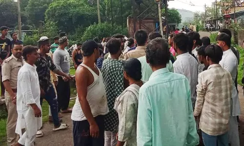 Dhanbad: लोयाबाद में गुटों के बीच झड़प, माहौल बिगड़ा Dhanbad: लोयाबाद में गुटों के बीच झड़प, माहौल बिगड़ा