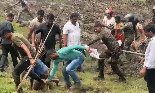 Dhanbad: महुदा में सड़क धंसने से हड़कंप, आवागमन बाधित