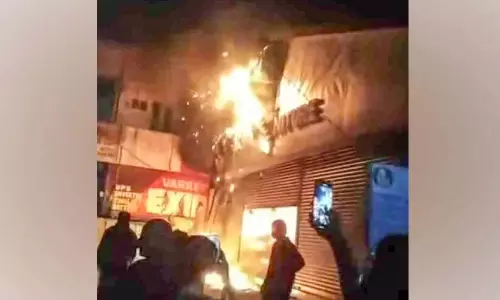 Kerala : नेदुमकंदम में फर्नीचर की दुकान में भीषण आग लग गई Kerala : नेदुमकंदम में फर्नीचर की दुकान में भीषण आग लग गई