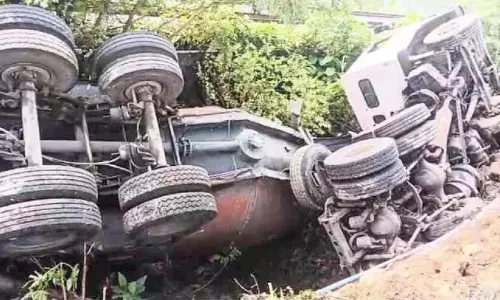 Kerala : राष्ट्रीय राजमार्ग पर ट्रेलर 20 फीट नीचे पलटा