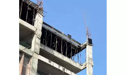 Hyderabad: स्लैब गिरने से चार मज़दूर गंभीर रूप से घायल Hyderabad: स्लैब गिरने से चार मज़दूर गंभीर रूप से घायल