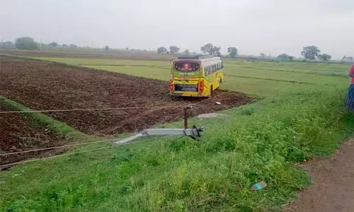 Kurnool : निजी बस का नियंत्रण खो गया बाल-बाल बची दुर्घटना Kurnool : निजी बस का नियंत्रण खो गया बाल-बाल बची दुर्घटना