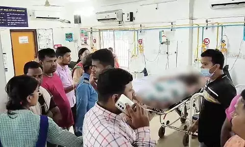 बालासोर में लेक्चरर के दुर्व्यवहार से नाराज़ छात्रा ने खुद को आग लगा ली बालासोर में लेक्चरर के दुर्व्यवहार से नाराज़ छात्रा ने खुद को आग लगा ली