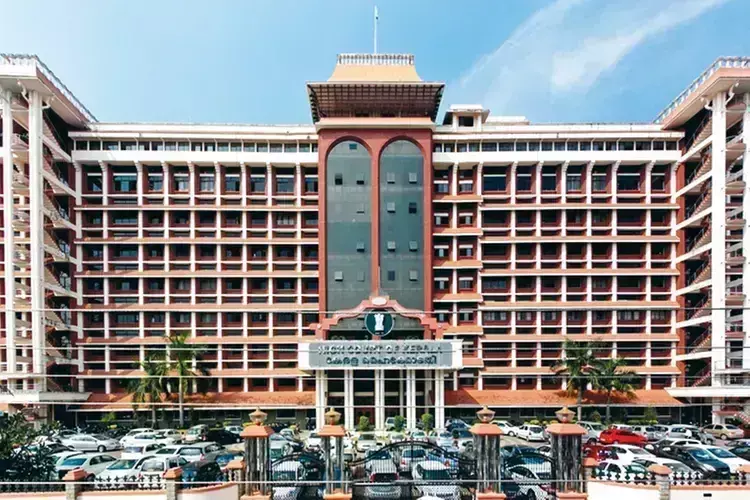 Kerala : टक्कर मारने वाले व्यक्ति की 6 महीने की जेल की सजा घटाकर एक दिन कर दी Kerala : टक्कर मारने वाले व्यक्ति की 6 महीने की जेल की सजा घटाकर एक दिन कर दी