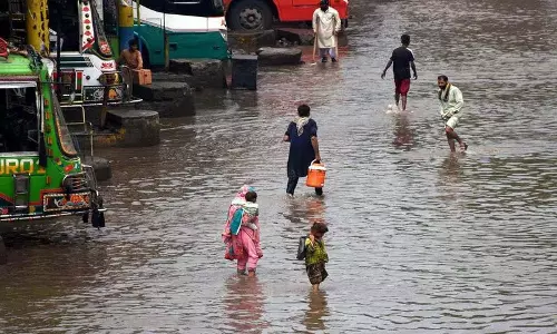 पाकिस्तान में लगातार बारिश से बाढ़ का खतरा, अलर्ट पर राहत एजेंसियाँ