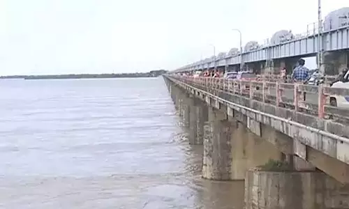 Andhra : गोदावरी तेज प्रवाह में धवलेश्वरम से 5 लाख क्यूसेक पानी छोड़ा गया