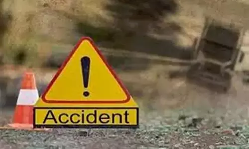 Hyderabad : मेडचल बस स्टॉप पर आरटीसी बस दुर्घटनाग्रस्त दो ऑटो क्षतिग्रस्त Hyderabad : मेडचल बस स्टॉप पर आरटीसी बस दुर्घटनाग्रस्त दो ऑटो क्षतिग्रस्त
