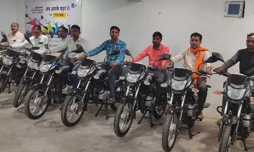 पैसा है तो पावर है...पंचों को प्लेटिना बाइक गिफ्ट कर बन गया उपसरपंच