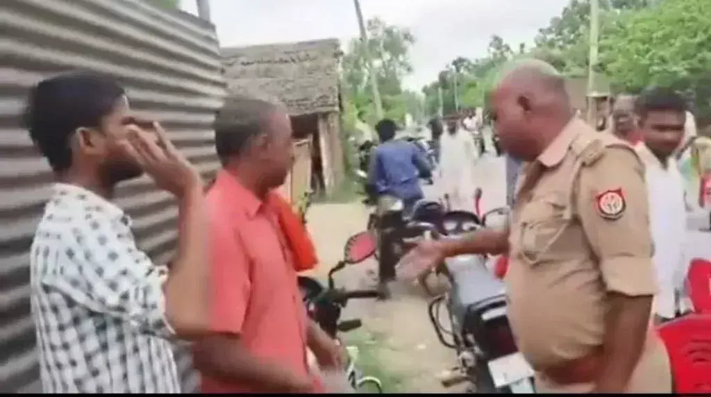 Sitapur: 15 हजार रिश्वत के बावजूद कार्रवाई नहीं, गुस्साए युवक ने छीनी बाइक